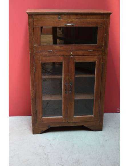 Vetrina stile inglese coloniale in teak biondo – India XX secolo, ante a vetro e ribalta TS062