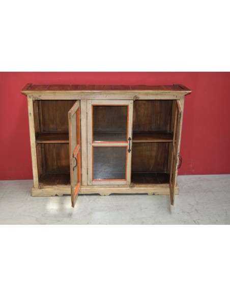 Vetrina shabby coloniale in legno crema e arancio – 3 ante vetro, India XX secolo TS898