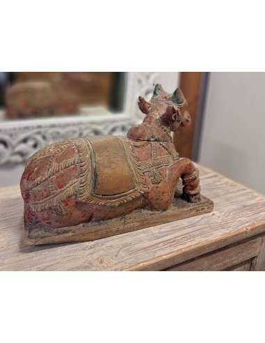Scultura in legno raffigurante una mucca indiana sacra Nandi - Finitura a legno colore rosso - Proveniente dall'India, epoca XX