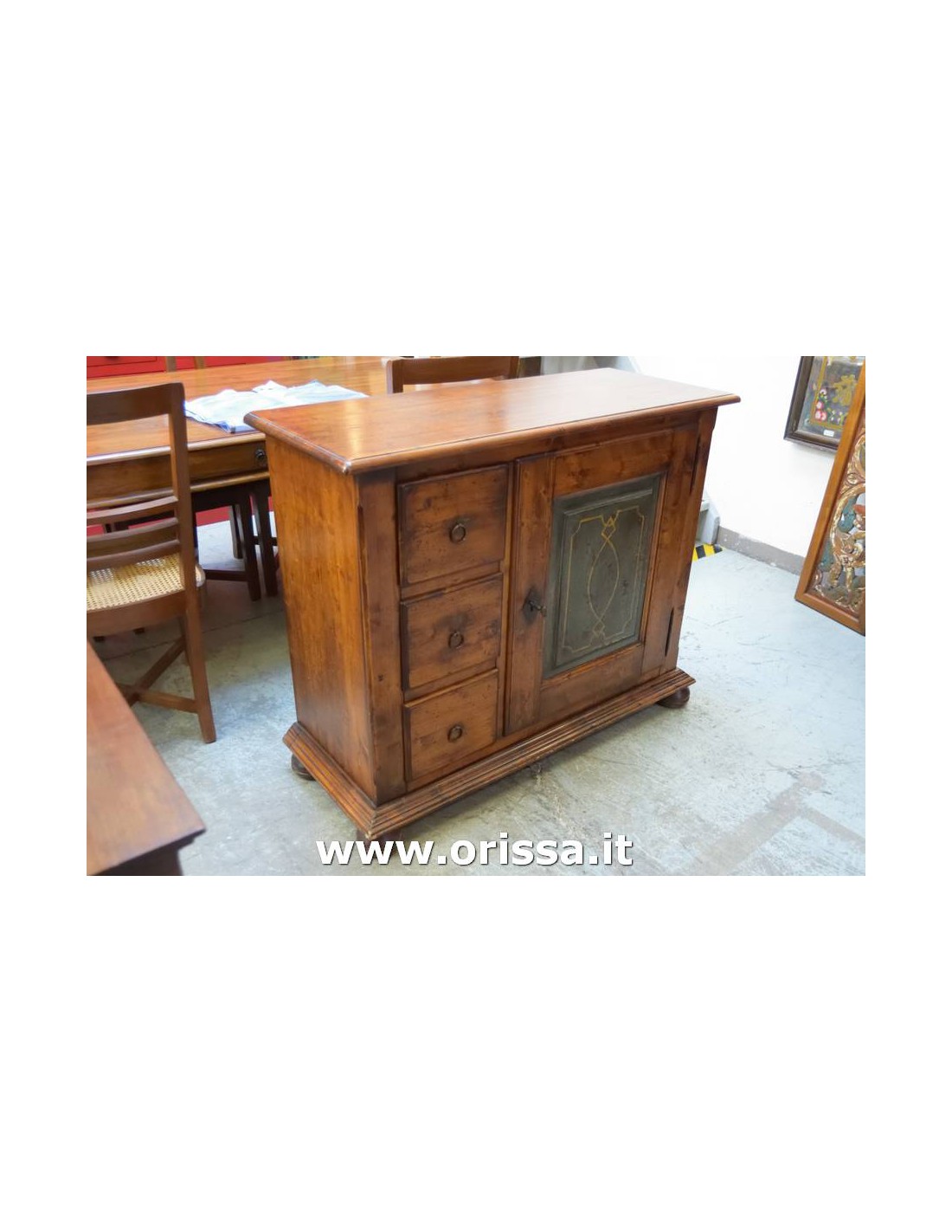Credenza in legno stile arte povera finitura legno con anta decorata