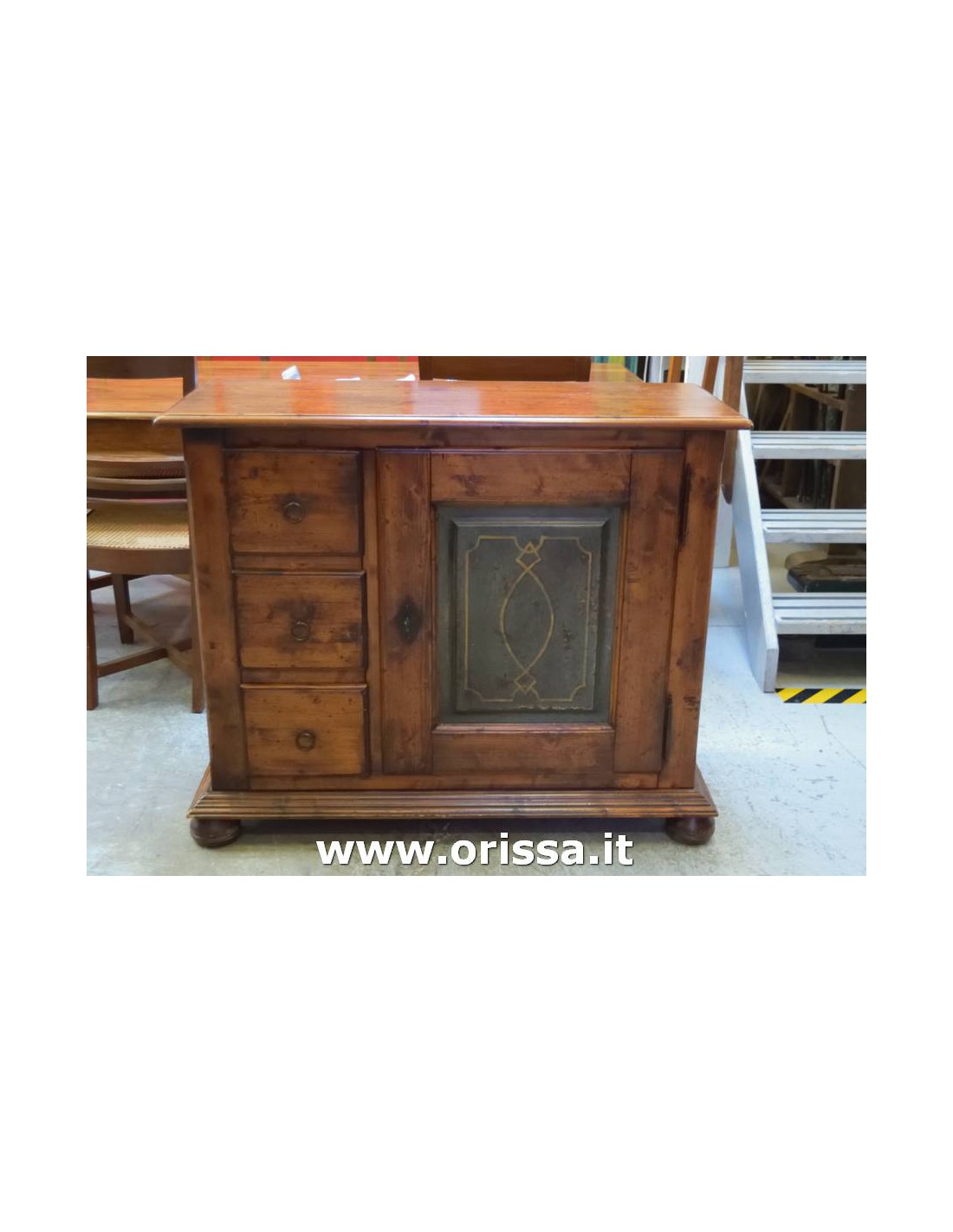 Credenza in legno stile arte povera finitura legno con anta decorata